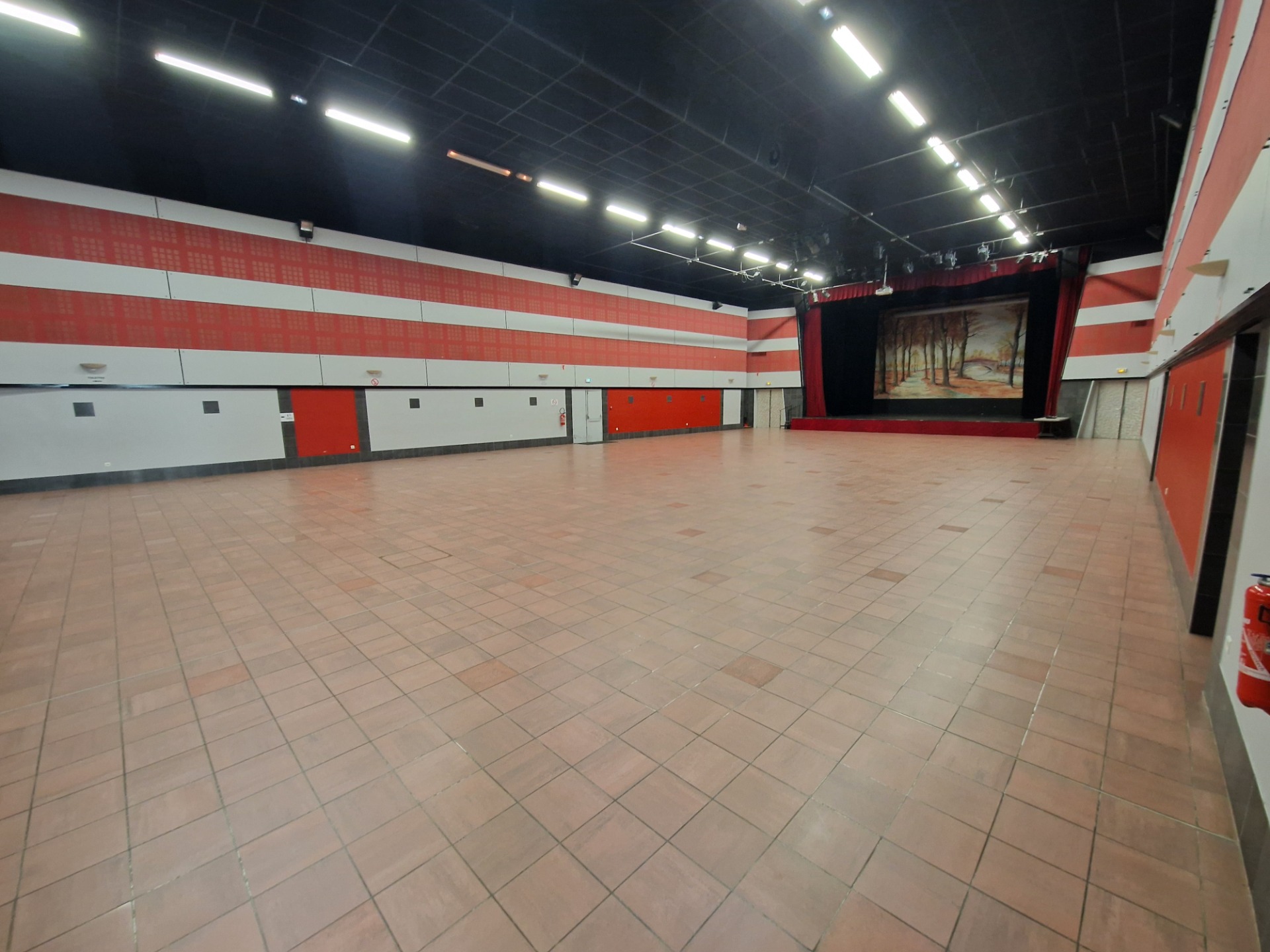 Salle de la bourse. Capacité d'installer jusqu'à 130m de stands